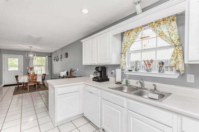16 Cactus Road, Mary Esther, FL 32569