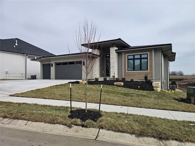 11245 S Sunray Drive, Olathe, KS 66061