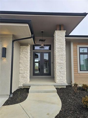 11245 S Sunray Drive, Olathe, KS 66061