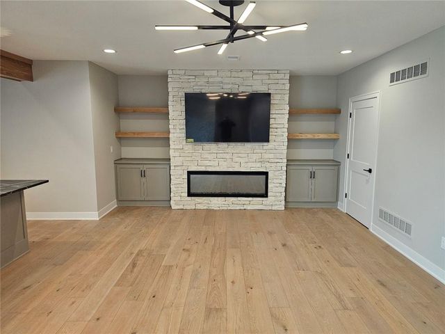 11245 S Sunray Drive, Olathe, KS 66061