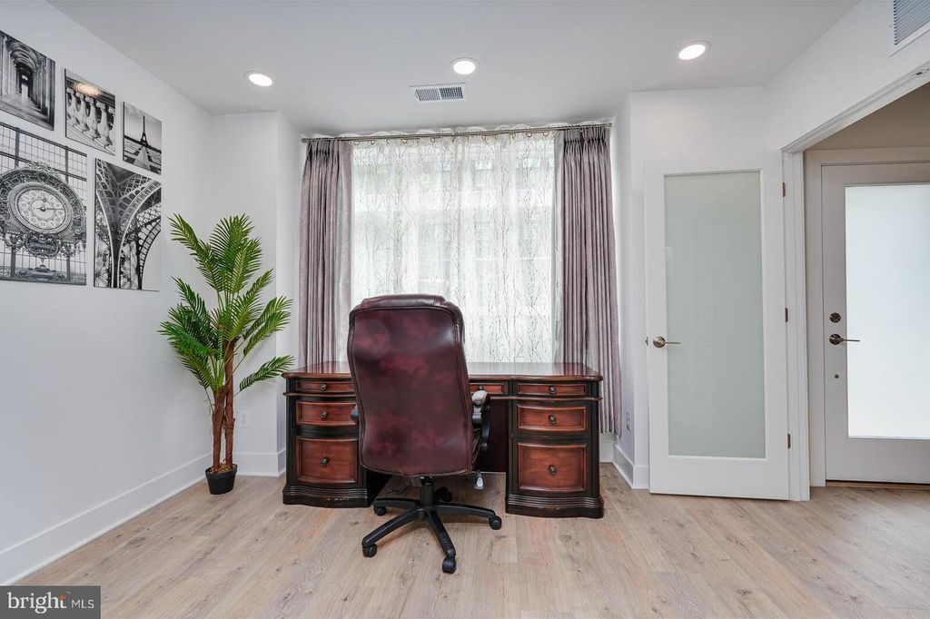 Image 4 of property listing at 5345 ZENITH OVERLOOK, Bethesda, MD 20816