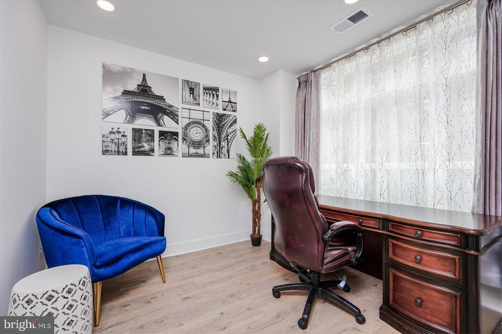 Image 5 of property listing at 5345 ZENITH OVERLOOK, Bethesda, MD 20816