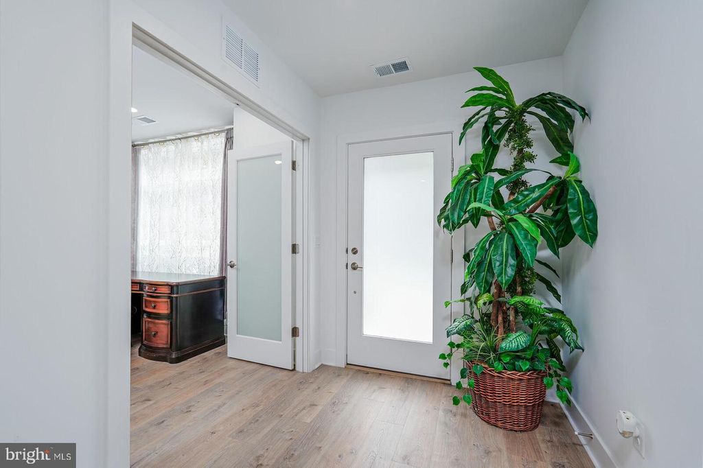 Image 6 of property listing at 5345 ZENITH OVERLOOK, Bethesda, MD 20816