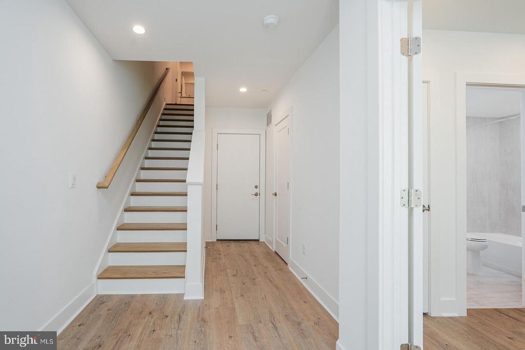 Image 7 of property listing at 5345 ZENITH OVERLOOK, Bethesda, MD 20816