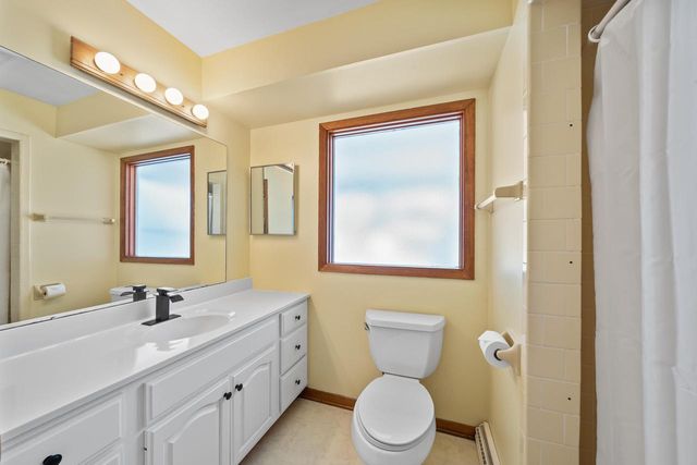 W5511 Cool Hill DRIVE, Elkhorn, WI 53121