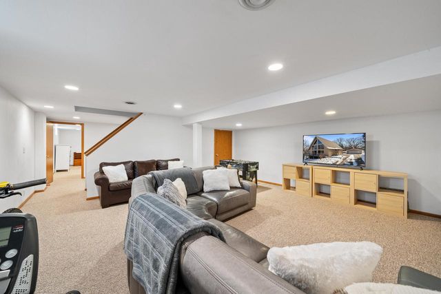 W5511 Cool Hill DRIVE, Elkhorn, WI 53121