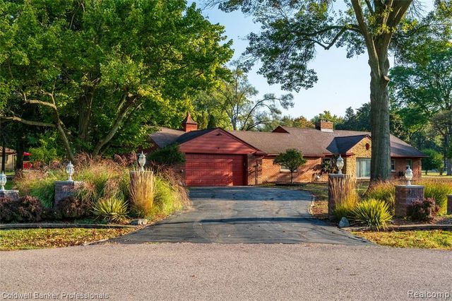 25100 Peekskill, Southfield, MI 48033