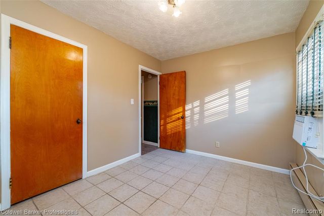 25100 Peekskill, Southfield, MI 48033