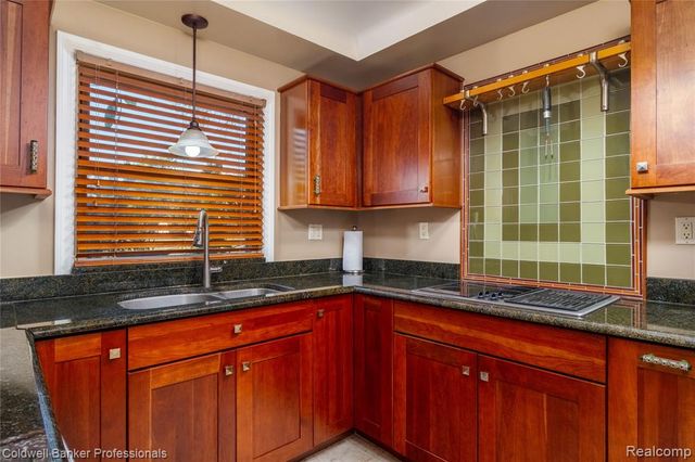 25100 Peekskill, Southfield, MI 48033