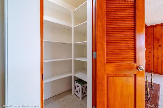 25100 Peekskill, Southfield, MI 48033