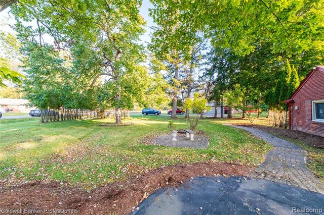 25100 Peekskill, Southfield, MI 48033