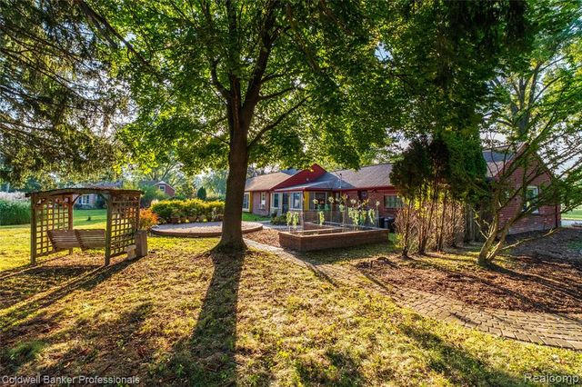 25100 Peekskill, Southfield, MI 48033