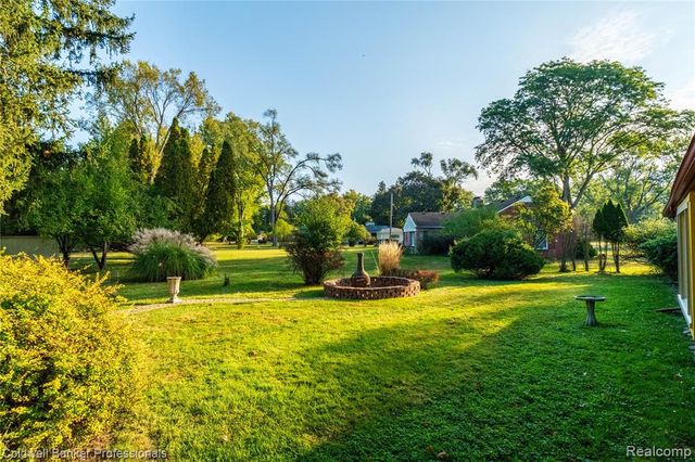 25100 Peekskill, Southfield, MI 48033