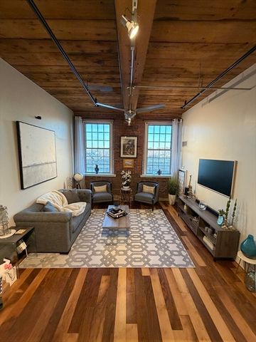 130 John St 245, Lowell, MA 01852