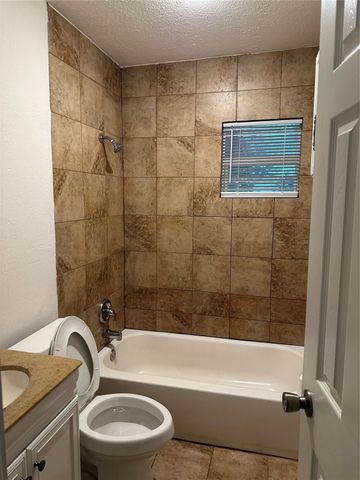 700 11th Street N, Texas City, TX 77590