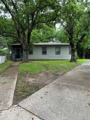 700 11th Street N, Texas City, TX 77590