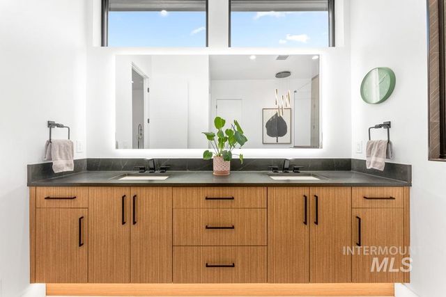 2142 E Granite Cove Ln, Eagle, ID 83616