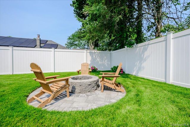 35 Rose Street, Hauppauge, NY 11788