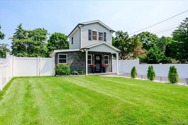 35 Rose Street, Hauppauge, NY 11788