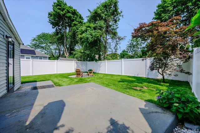 35 Rose Street, Hauppauge, NY 11788
