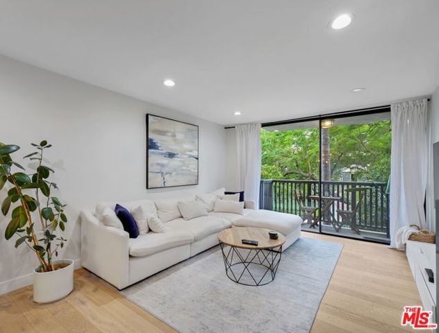 1134 Alta Loma Road 203, West Hollywood, CA 90069