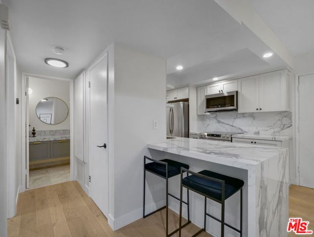 1134 Alta Loma Road 203, West Hollywood, CA 90069