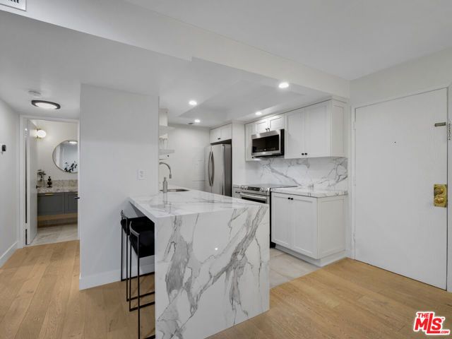 1134 Alta Loma Road 203, West Hollywood, CA 90069