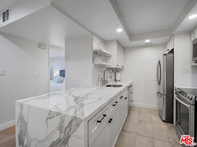 1134 Alta Loma Road 203, West Hollywood, CA 90069