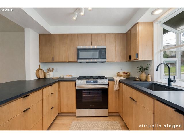 11990 Sw CORBY Dr 2, Portland, OR 97225