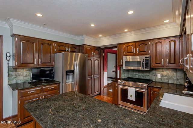 60 Back Bay Road, Bowling Green, OH 43402