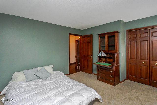 60 Back Bay Road, Bowling Green, OH 43402