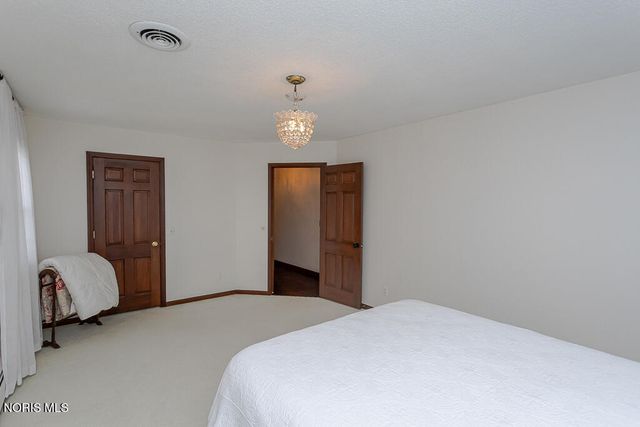 60 Back Bay Road, Bowling Green, OH 43402