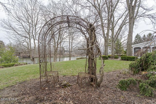 60 Back Bay Road, Bowling Green, OH 43402