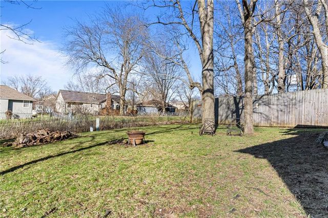 809 Colonial Drive, Pleasant Hill, MO 64080