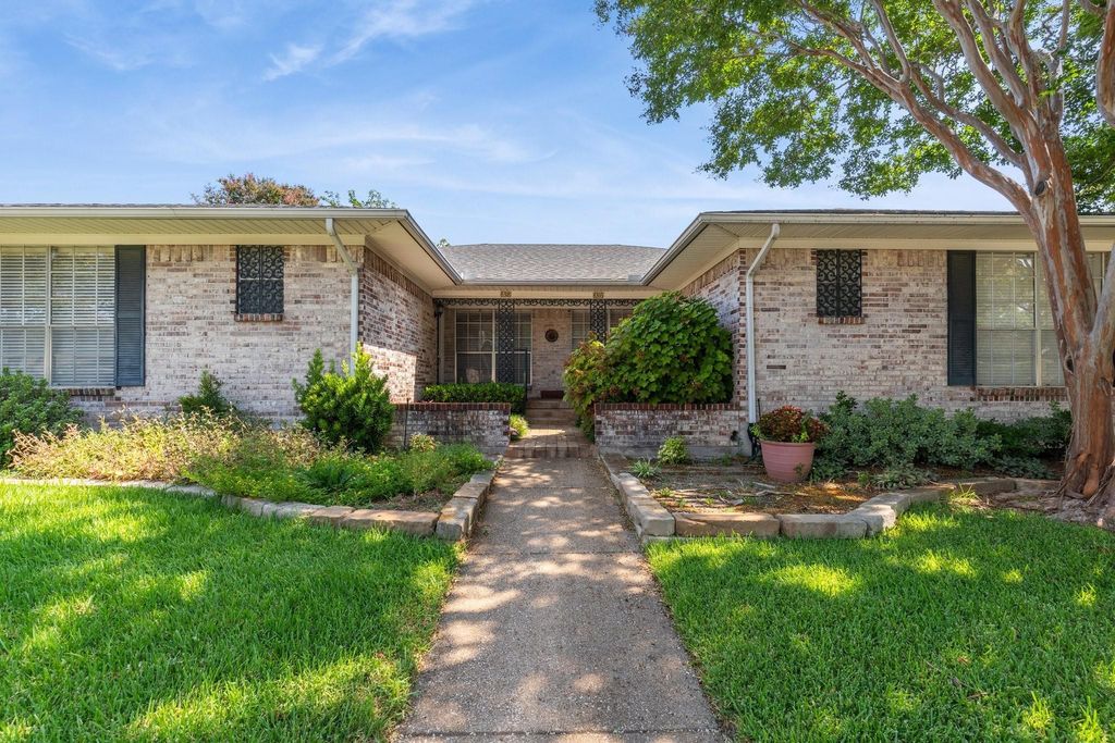 8318 Lullwater Drive, Dallas, TX 75218