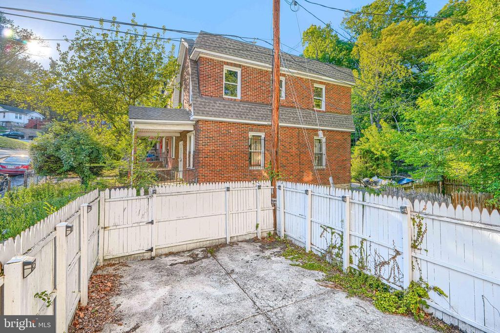 Image 20 of property listing at 2440 DRUID PARK DR, Baltimore, MD 21215