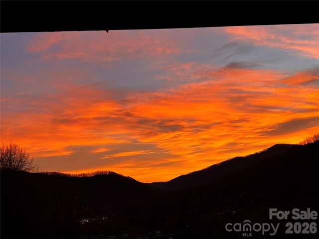 33 Flint Lane, Maggie Valley, NC 28751