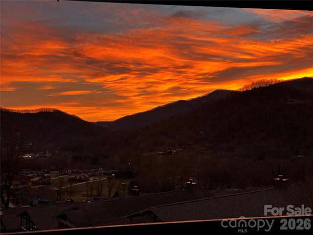 33 Flint Lane, Maggie Valley, NC 28751
