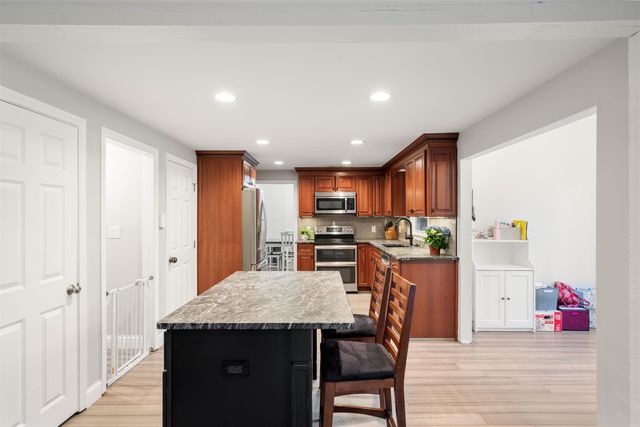 26 Wedgewood Drive, Londonderry, NH 03053