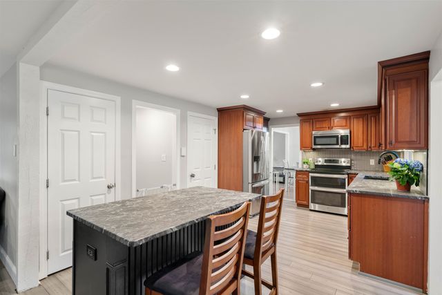 26 Wedgewood Drive, Londonderry, NH 03053