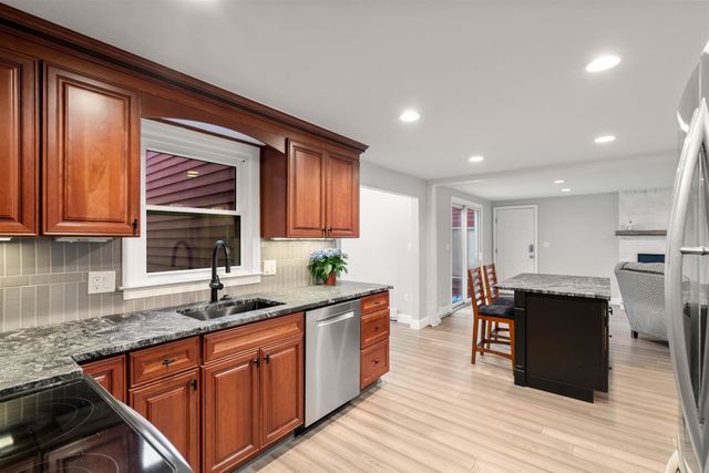 26 Wedgewood Drive, Londonderry, NH 03053