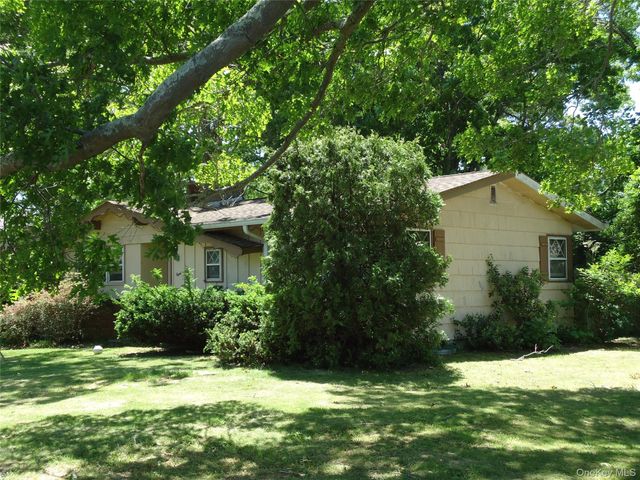 8 Graham Road, Hampton Bays, NY 11946