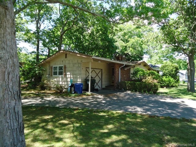 8 Graham Road, Hampton Bays, NY 11946