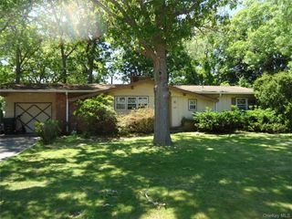 8 Graham Road, Hampton Bays, NY 11946