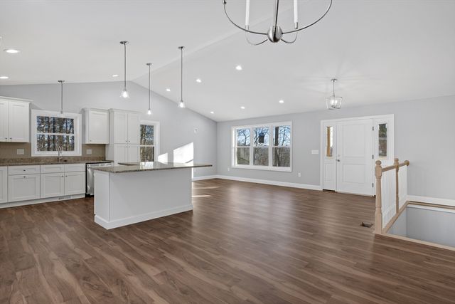 132 Kibbe Rd, East Longmeadow, MA 01028