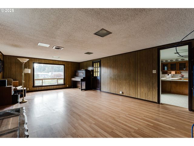 27194 HUEY Ln, Eugene, OR 97402