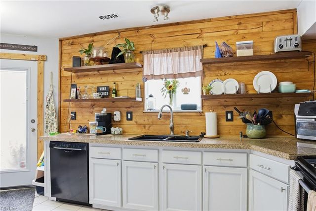 3805 Tiffany LN, Virginia Beach, VA 23456