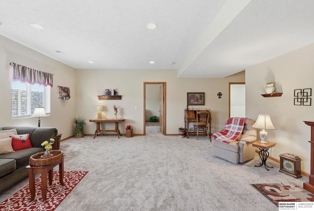 15512 Parker Street, Omaha, NE 68154