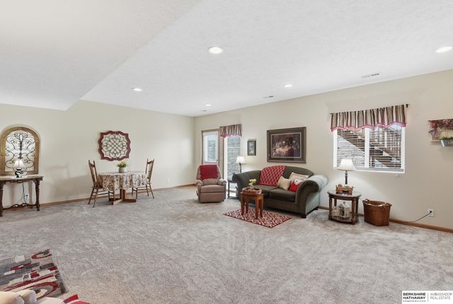 15512 Parker Street, Omaha, NE 68154