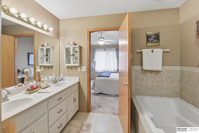 15512 Parker Street, Omaha, NE 68154